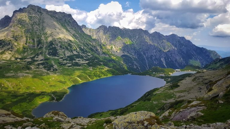 Rodzinne wakacje w górach: Zalety wynajmu apartamentu w Zakopanem