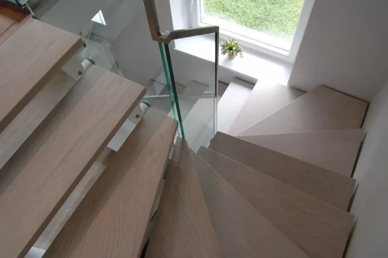 Drewniane detale w nowoczesnych balustradach – subtelny luksus